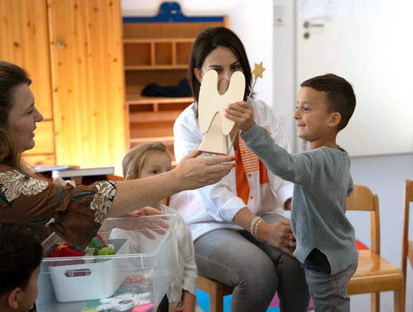 Zeyd sucht sich den Holzengel aus, der für den Jahreskreis der Religionen bestimmt ist.