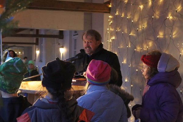 Kinderbuchautor Peter Zörner las zwei Weihnachtsgeschichten vor. 