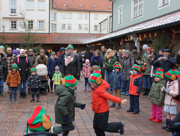 Die Wichtel des Franziskushauses Altötting führten kleine Tanzeinlagen auf. 