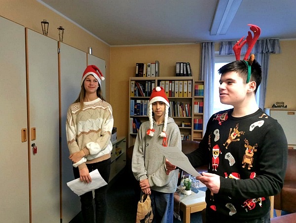 Die Helfer des Nikolaus versüßen der Schulfamilie den Tag