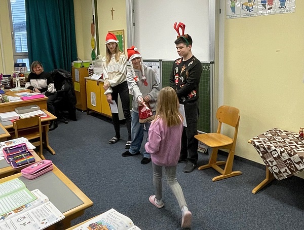 Ein Mädchen holt sich in einer Klasse ihr Nikolausgeschenk